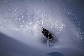 severinwegenerphoto-snow-pitztal-philip-spray-amplid-katalogue-shoot-winter